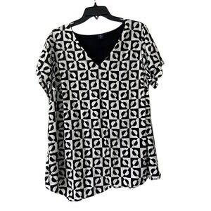Kaari Blue Curvy Womens 2X Black White Geometric V-Neck Short Sleeve Blouse Top